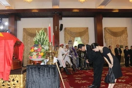 Đoàn Tổng Lãnh sự Nhật Bản viếng nguyên Thủ tướng Chính phủ Phan Văn Khải. (Ảnh: Thanh Vũ/TTXVN)