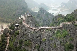 Chiếc cầu kiên cố bắc từ đỉnh núi này qua đỉnh núi khác để làm đường đi cho khách. (Ảnh: Minh Đức/TTXVN)