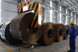Vận chuyển thép cuộn. (Ảnh: Hoàng Hải/TTXVN)