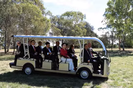 Toàn quyền Australia Ngài Peter Cosgrove AK MC lái xe điện đưa Thủ tướng Nguyễn Xuân Phúc và Phu nhân đi tham quan Vườn thú Kangaroo. (Ảnh: Thống Nhất/TTXVN)