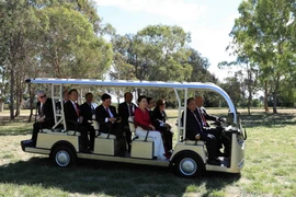 Toàn quyền Australia Ngài Peter Cosgrove AK MC lái xe điện đưa Thủ tướng Nguyễn Xuân Phúc và Phu nhân đi tham quan Vườn thú Kangaroo. (Ảnh: Thống Nhất/TTXVN)