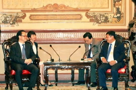 Đồng chí Huỳnh Cách Mạng, Phó Chủ tịch UBND Thành phố Hồ Chí Minh (phải) tiếp ông Liu Gui Ping, Phó Thị trưởng thành phố Trùng Khánh, Trung Quốc. (Ảnh: Xuân Khu/TTXVN)