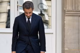 Cựu Tổng thống Pháp Nicolas Sarkozy rời một tòa nhà tại Paris ngày 25/3/2013. (Nguồn: AFP/ TTXVN)