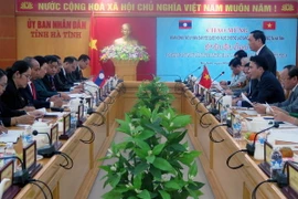 Đoàn công tác của Ủy ban dân tộc Quốc hội Lào sang thăm, làm việc tại Hà Tĩnh. (Ảnh Công Tường/TTXVN)