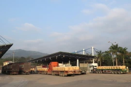 Phương tiện đi qua Cửa khẩu quốc tế Lao Bảo. (Ảnh: Nguyên Lý/TTXVN)