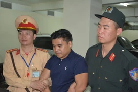 Đối tượng Phan Tha Vong bị lực lượng chức năng bắt giữ. (Ảnh: Trung Nguyên/TTXVN)
