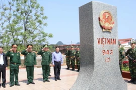 Khảo sát tại cột mốc số 943 (2), nơi sẽ diễn ra Lễ chào cột mốc trong giao lưu hữu nghị Quốc phòng biên giới Việt Nam-Trung Quốc lần thứ 5. (Ảnh: Chu Hiệu/TTXVN)