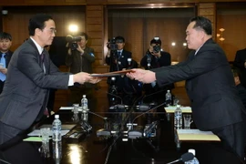 Bộ trưởng Thống nhất Hàn Quốc Cho Myoung-gyon (trái, phía trước) và Chủ tịch Ủy ban Thống nhất Hòa bình Triều Tiên Ri Son-gwon (phải, phía trước) tại cuộc đối thoại cấp cao liên Triều ở làng đình chiến Panmunjom ngày 29/3. (Nguồn: YONHAP/TTXVN)