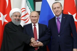 Tổng thống Iran Hassan Rouhani, Tổng thống Nga Vladimir Putin và Tổng thống Thổ Nhĩ Kỳ Tayyip Erdogan tại hội nghị thượng đỉnh ba bên về vấn đề Syria ở Sochi, Nga ngày 22/11/2017. (Nguồn: AFP/TTXVN)