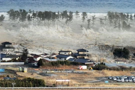 Sóng thần nhấn chìm khu dân cư tại Natori, quận Miyagi ngày 11/3/2011. (Nguồn: Kyodo/TTXVN)