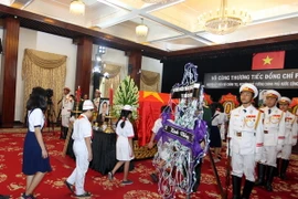 Đoàn đại biểu Đội Thiếu niên tiền phong Hồ Chí Minh Thành phố Hồ Chí Minh viếng nguyên Thủ tướng Phan Văn Khải. (Ảnh: Quang Nhựt/TTXVN)