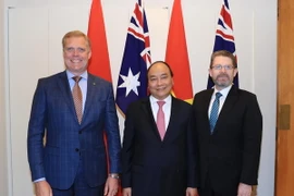 Thủ tướng Nguyễn Xuân Phúc hội kiến Chủ tịch Thượng viện Australia Tony Smith và Chủ tịch Hạ viện Australia Scott Ryan. (Ảnh: Thống Nhất/TTXVN)
