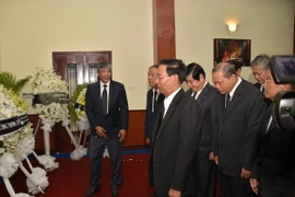 Ủy viên thường trực Ban Thường vụ Trung ương Đảng Nhân dân Campuchia (CPP) cầm quyền, ông Sim Ca dẫn đầu đoàn đại biểu CPP đến viếng nguyên Thủ tướng Phan Văn Khải. (Ảnh: Minh Hưng/TTXVN)