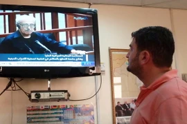 Người dân theo dõi phiên xét xử ông Tariq Aziz, cựu Phó Thủ tướng Iraq dưới thời Tổng thống Saddam Hussein ngày 26/10/2010. (Nguồn: AFP/TTXVN)