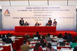 Ba thủ tướng ký kết Tuyên bố chung Hội nghị Cấp cao hợp tác Khu vực Tam giác phát triển Campuchia-Lào-Việt Nam (CLV) lần thứ 10 trước sự chứng kiến của các cơ quan báo chí trong nước và quốc tế. (Ảnh: TTXVN)