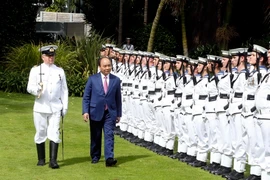 Thủ tướng Nguyễn Xuân Phúc duyệt đội danh dự tại lễ đón. (Ảnh: Thống Nhất/TTXVN)