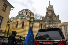 Cờ EU bên ngoài trụ sở Bộ Ngoại giao Nga tại Moskva ngày 21/3. (Nguồn: AFP/TTXVN)