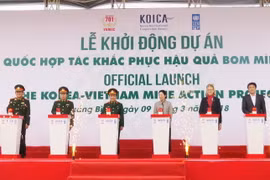 Các đại biểu thực hiện nghi thức bấm nút khởi động dự án. (Ảnh: Võ Dung/TTXVN)