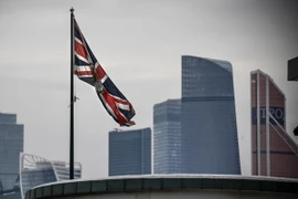 Quốc kỳ Anh bên ngoài đại sứ quán nước này ở Moskva (Nga) ngày 14/3. (Nguồn: AFP/TTXVN)