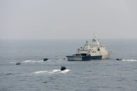 Binh sỹ Trung Quốc và Malaysia diễn tập tình huống giải cứu tàu bị bọn cướp biển tấn công trong cuộc tập trận tại Eo biển Malacca. (Nguồn: THX/TTXVN