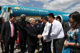 Cán bộ , nhân viên Đại sứ quán, đại diện cộng đồng và sinh viên Việt Nam đón Tổng Bí thư Nguyễn Phú Trọng tại sân bay Quốc tế José Martí. (Ảnh : Trí Dũng/TTXVN)