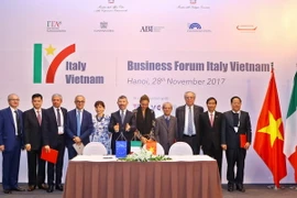 Ký kết hợp tác tại Diễn đàn Doanh nghiệp Việt Nam-Italy 2017. (Ảnh: Minh Quyết/TTXVN)