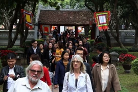 Du khách đến du xuân tại Văn Miếu-Quốc Tử Giám. (Ảnh: Quốc Khánh/TTXVN)