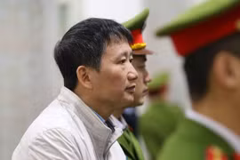 Bị cáo Trịnh Xuân Thanh và các đồng phạm nghe tòa tuyên án. (Ảnh: Doãn Tấn/TTXVN)