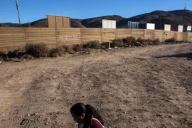 Một đoạn bức tường dọc biên giới Mexico và Mỹ tại Tijuana, Mexico, ngày 22/10/2017. (Nguồn: AFP/TTXVN)