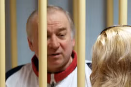 Cựu điệp viên Sergei Skripal (trái) trong phiên xét xử tại tòa án quân sự Moskva, Nga ngày 9/8/2006. (Nguồn: AFP/TTXVN)