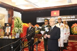 Tổng Bí thư Nguyễn Phú Trọng, Trưởng Ban Lễ tang đọc điếu văn tiễn đưa nguyên Thủ tướng Phan Văn Khải về nơi an nghỉ cuối cùng. (Ảnh: Trí Dũng/TTXVN)