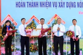 Thủ tướng Nguyễn Xuân Phúc trao Quyết định công nhận thị xã Bình Minh hoàn thành nhiệm vụ xây dựng nông thôn mới năm 2017 cho lãnh đạo thị xã Bình Minh. (Ảnh: Thống Nhất/TTXVN)
