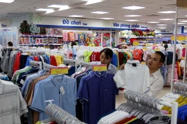 Người tiêu dùng mua sắm tại hệ thống siêu thị Saigon Co.op Tp. Hồ Chí Minh. (Ảnh: Thanh Vũ/TTXVN)