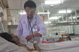 Một nạn nhân đang được cấp cứu tại Bệnh viện Chợ Rẫy. (Ảnh: Đinh Hằng/TTXVN)