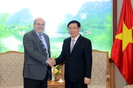 Phó Thủ tướng Vương Đình Huệ tiếp ông Alex Mourmouras, Trưởng đoàn tham khảo Điều IV của IMF. (Ảnh: Phương Hoa/TTXVN)