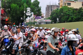 [Video] Ùn tắc nghiêm trọng tại tuyến đường huyết mạch cấm ôtô