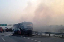 Hà Nội: Xe giường nằm về Nghệ An bốc cháy trên cao tốc