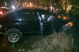 Hà Nội: Cả gia đình kêu cứu trên ôtô đâm đổ cột đèn ở phố Kim Mã 
