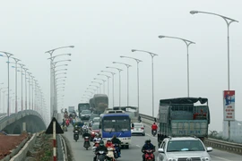 Cảnh sát cứu một phụ nữ định tự tử trên cầu Thanh Trì