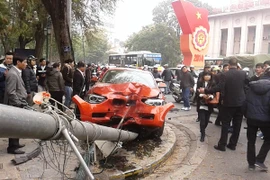 Hà Nội: Tông xe máy, BMW "phanh" bằng cột giao thông