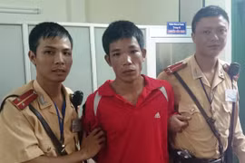 Cảnh sát giao thông Hà Nội bắt nóng kẻ cướp giật trên phố