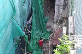 [Video] Hiện trường vụ giàn giáo nhà cao tầng đổ sập vào nhà dân 