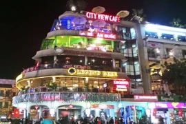 Người dân Hà Nội nô nức chờ đón phút xuân sang