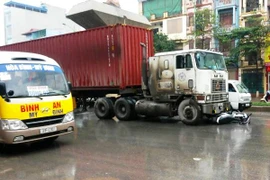 Video container húc đổ xe cảnh sát giao thông làm nhiệm vụ 