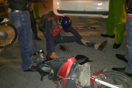 [Photo] Liên tiếp 2 vụ tai nạn trên cầu vượt Trần Khát Chân