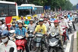 Ùn tắc nghiêm trọng trên tuyến đường huyết mạch cấm ô tô ở Hà Nội