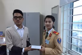 Nữ cảnh sát giao thông trả lại Iphone 6 cho người đánh rơi