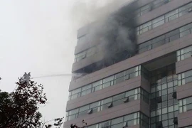 Cháy lớn ở đại học Ngoại thương Hà Nội trong giờ học