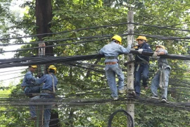 Điện rò rỉ gây chết người đi đường trong đêm mưa ở Hà Nội