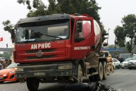 Hà Nội: Xe bồn và xe máy va chạm, một người tử vong 